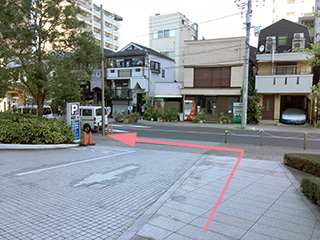 【7】道路まで出たら左手にクリニックとなります。